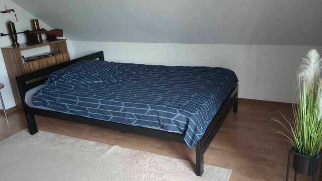 Łóżko loft lewitujące industrialne