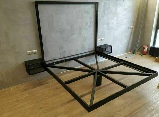 Łóżko loft lewitujące industrialne