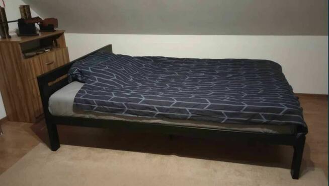 Łóżko loft lewitujące industrialne