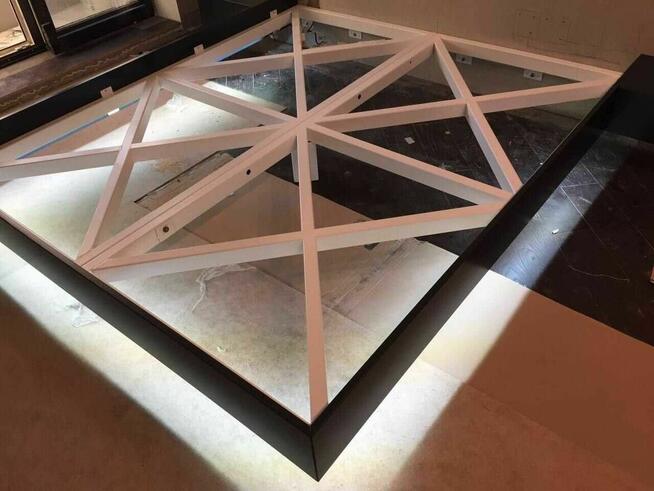 Łóżko loft lewitujące industrialne