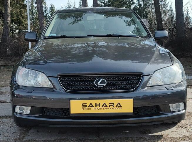 bardzo zadbany, bez korozji, niski przebieg