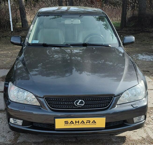 bardzo zadbany, bez korozji, niski przebieg