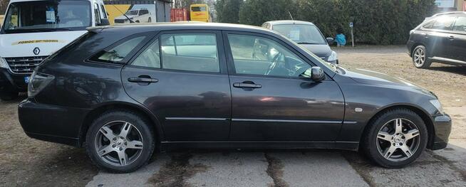 bardzo zadbany, bez korozji, niski przebieg