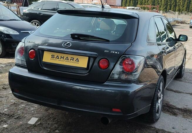 bardzo zadbany, bez korozji, niski przebieg