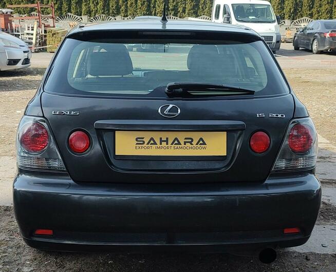 bardzo zadbany, bez korozji, niski przebieg