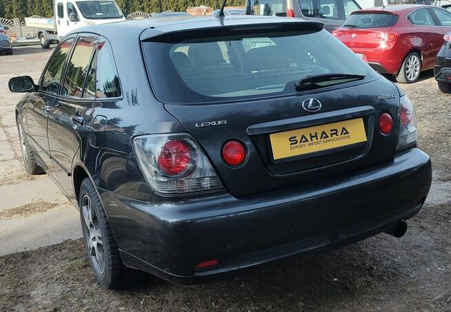 bardzo zadbany, bez korozji, niski przebieg