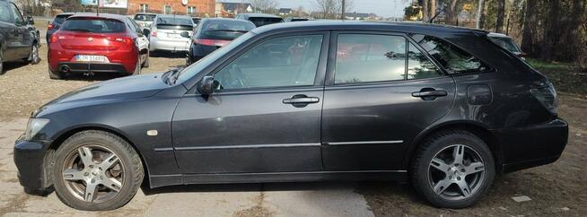 bardzo zadbany, bez korozji, niski przebieg