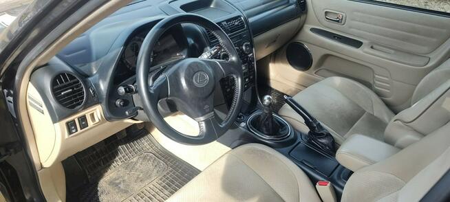 bardzo zadbany, bez korozji, niski przebieg