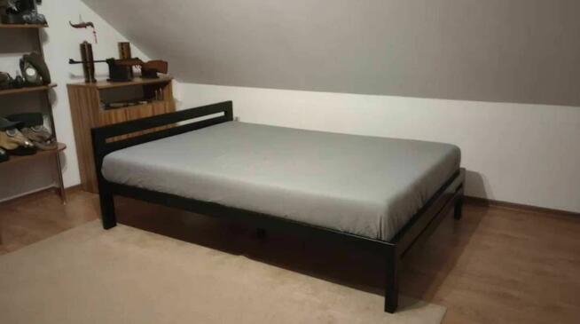 Łóżko loft lewitujące industrialne