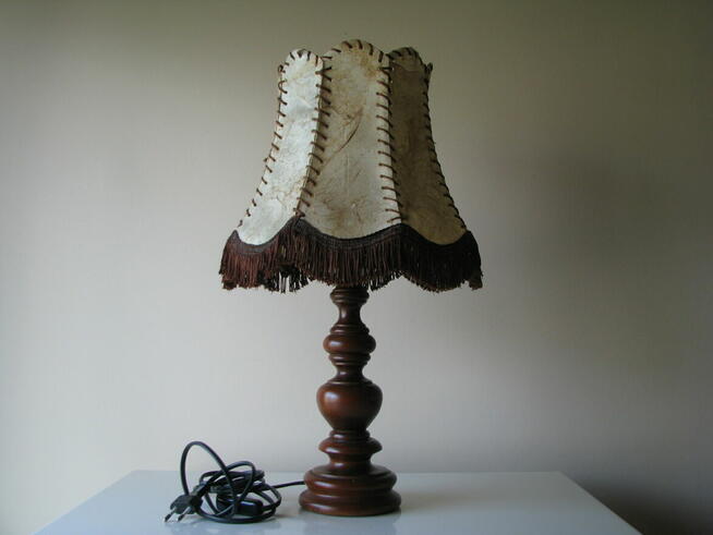 Stara lampa stołowa stojąca abażur skóra naturalna frędzle