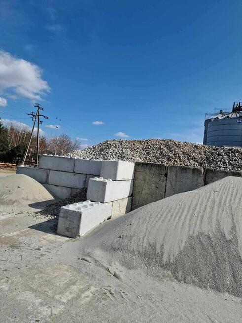 Kruszywa, kliniec, tłuczeń, grys szary, żwir, piasek