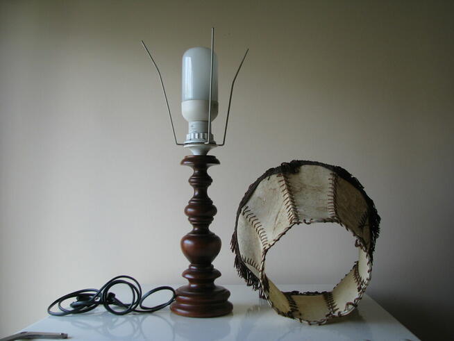 Stara lampa stołowa stojąca abażur skóra naturalna frędzle