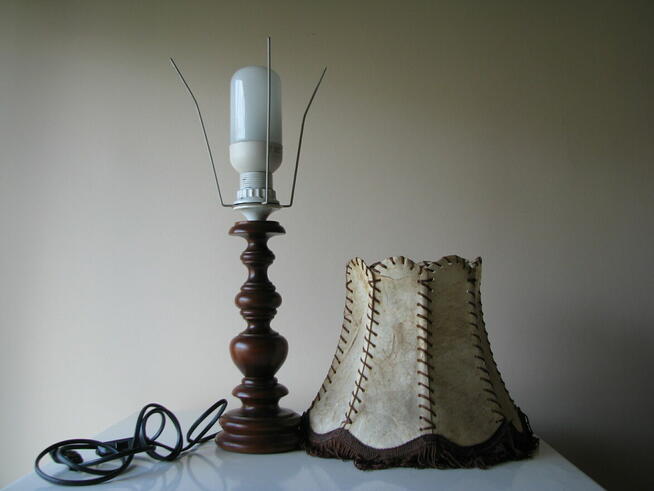Stara lampa stołowa stojąca abażur skóra naturalna frędzle