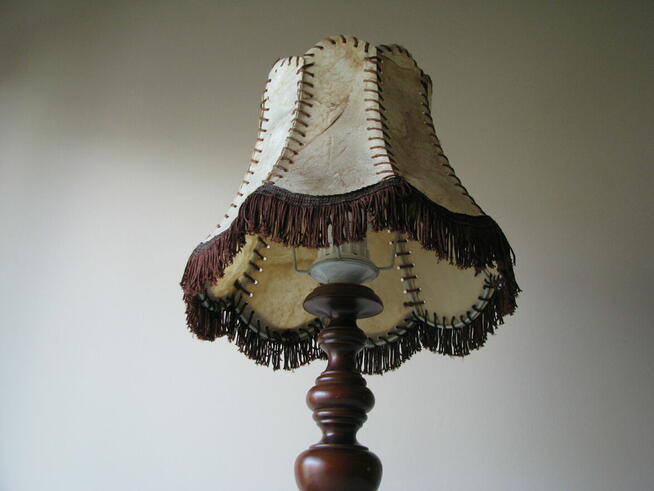 Stara lampa stołowa stojąca abażur skóra naturalna frędzle