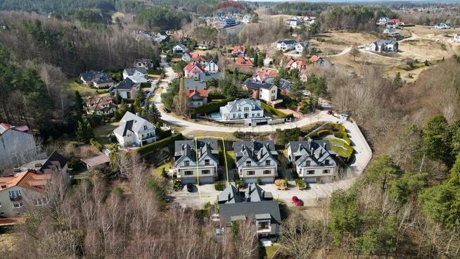 Dom na zamkniętym osiedlu w Gdyni Dąbrowie.