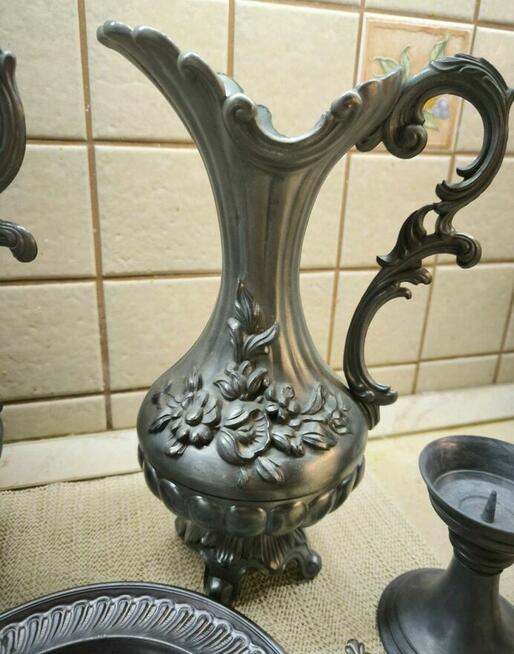 Zestaw dzbanków cynowych z dekoracją róż.