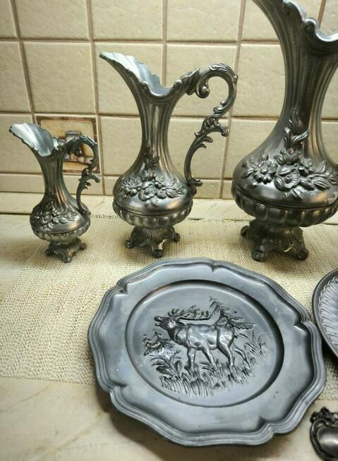 Zestaw dzbanków cynowych z dekoracją róż.