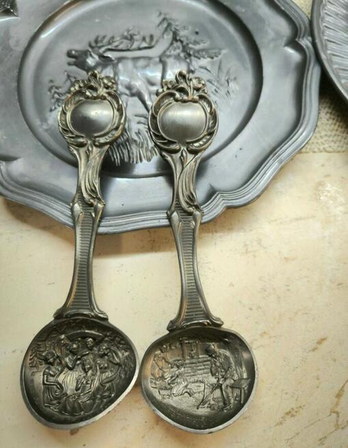 Zestaw dzbanków cynowych z dekoracją róż.