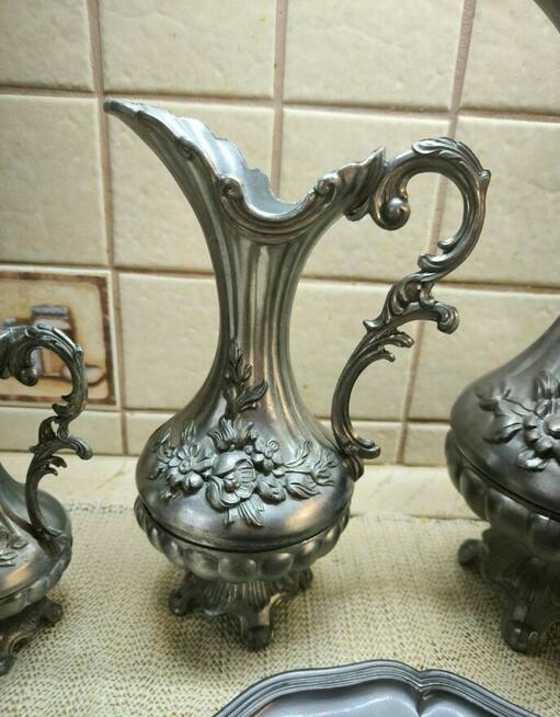 Zestaw dzbanków cynowych z dekoracją róż.