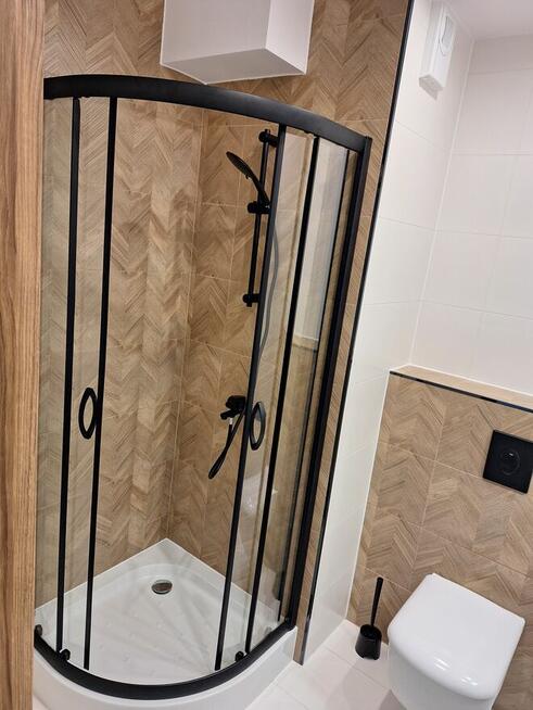 Nowoczesna kawalerka z miejscem postojowym blisko metra