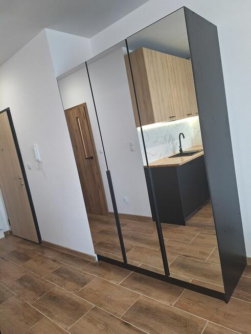 Nowoczesna kawalerka z miejscem postojowym blisko metra