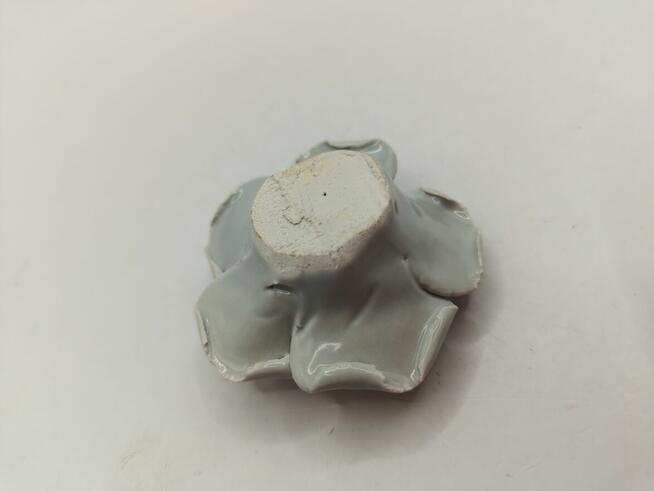 Figurka kwiat szara róża ceramika do gabloty