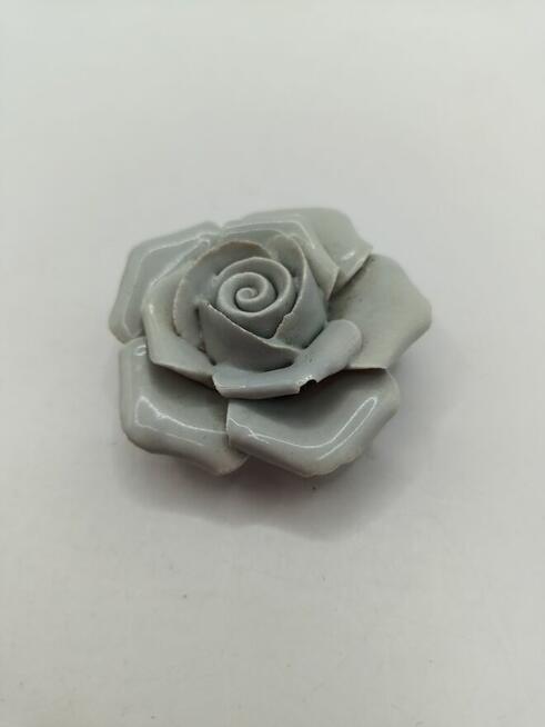 Figurka kwiat szara róża ceramika do gabloty