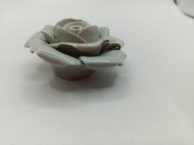Figurka kwiat szara róża ceramika do gabloty