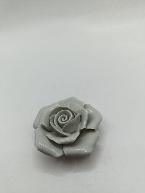 Figurka kwiat szara róża ceramika do gabloty
