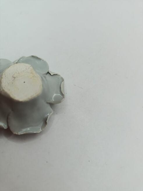 Figurka kwiat szara róża ceramika do gabloty