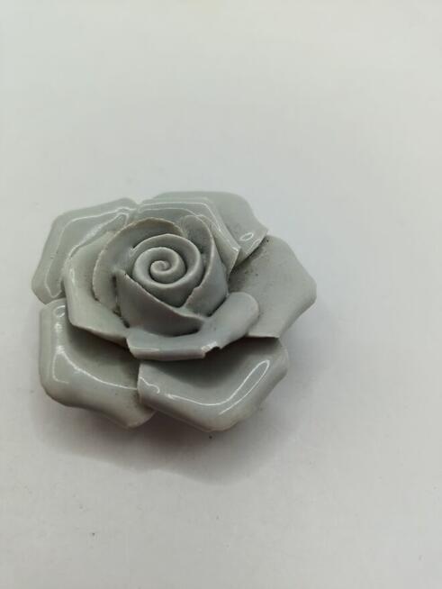 Figurka kwiat szara róża ceramika do gabloty