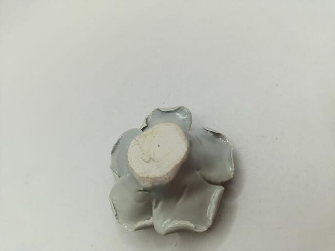 Figurka kwiat szara róża ceramika do gabloty