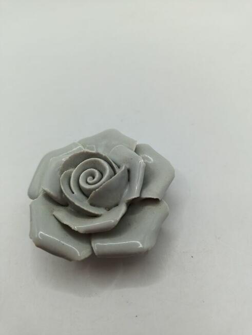 Figurka kwiat szara róża ceramika do gabloty