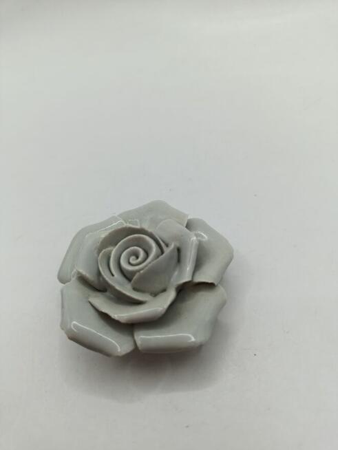 Figurka kwiat szara róża ceramika do gabloty