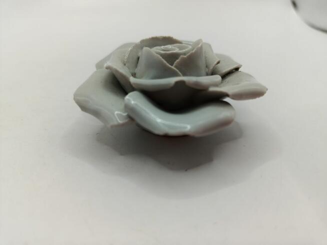 Figurka kwiat szara róża ceramika do gabloty