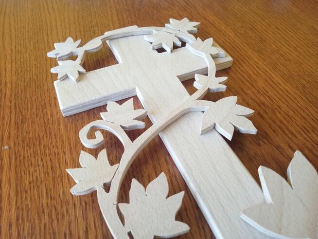 Krzyż drewniany wycinany piłą włosową z liśćmi winogron