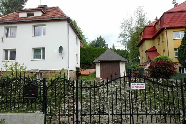 Sprzedam połowe willi z ogrodem i garazem