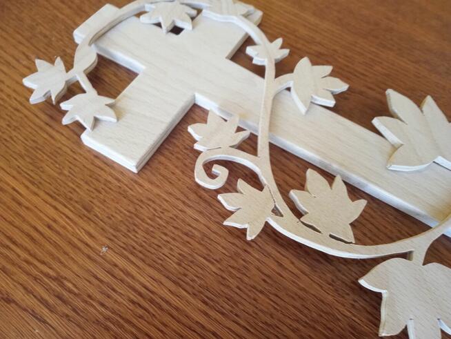 Krzyż drewniany wycinany piłą włosową z liśćmi winogron