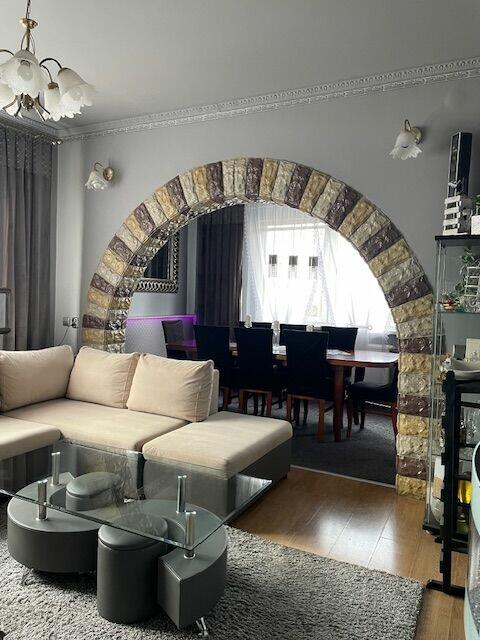 Dom z warsztatem serwisu ogumienia i basenem .