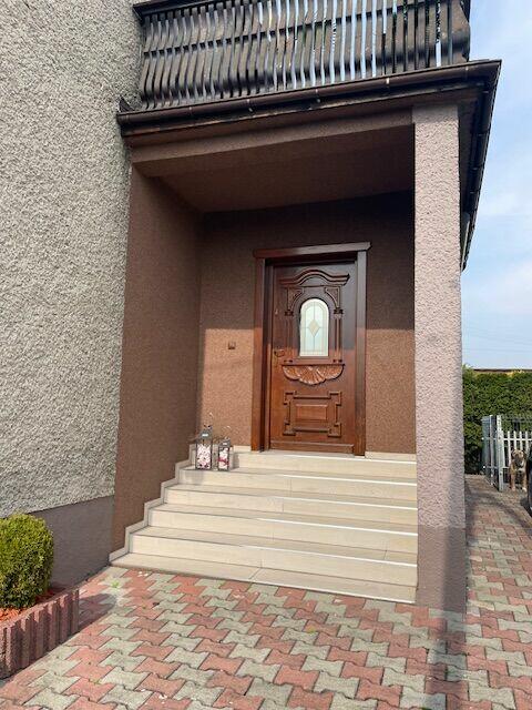 Dom z warsztatem serwisu ogumienia i basenem .