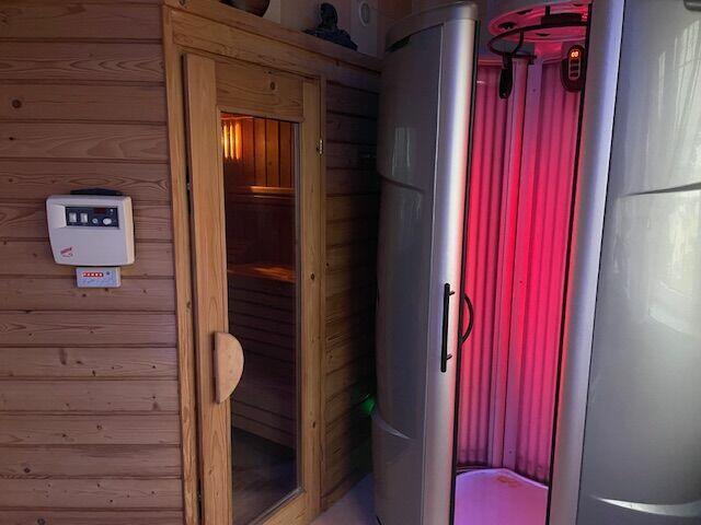 Dom z warsztatem serwisu ogumienia i basenem .