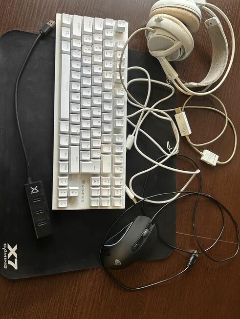 Laptop gamingowy HP Victus z klawiaturą, myszką oraz słuchaw