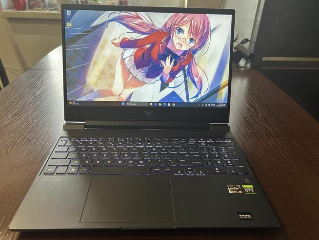Laptop gamingowy HP Victus z klawiaturą, myszką oraz słuchaw