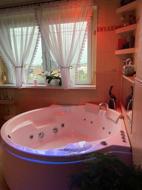 Dom z warsztatem serwisu ogumienia i basenem .