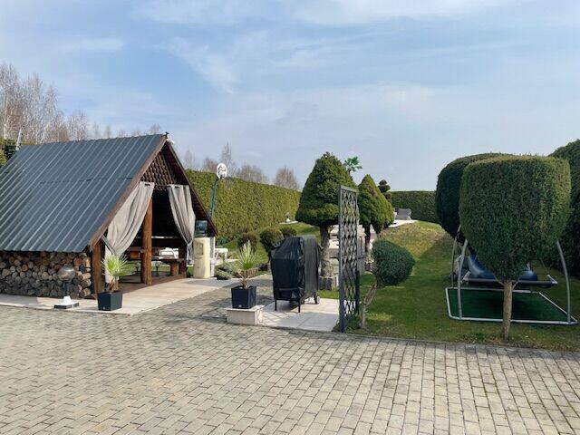 Dom z warsztatem serwisu ogumienia i basenem .