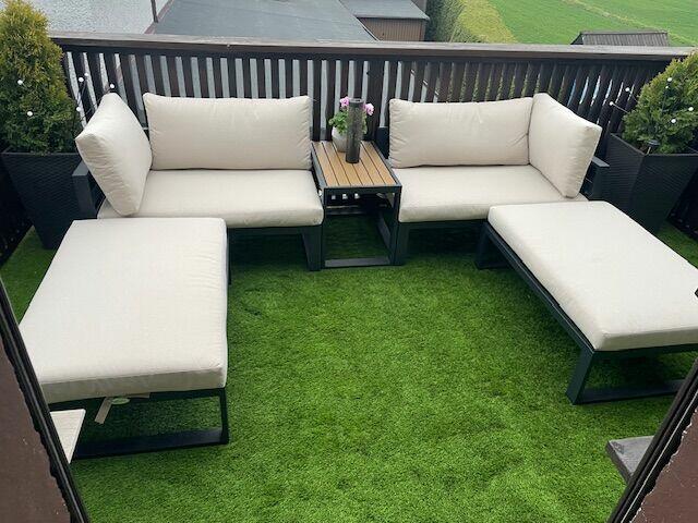 Dom z warsztatem serwisu ogumienia i basenem .