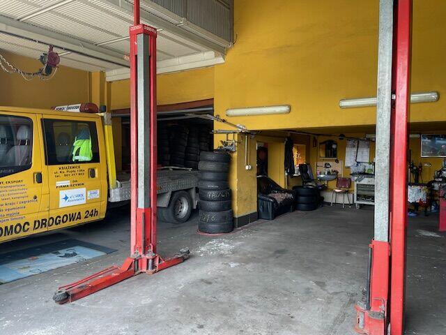 Dom z warsztatem serwisu ogumienia i basenem .