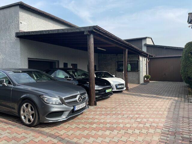 Dom z warsztatem serwisu ogumienia i basenem .