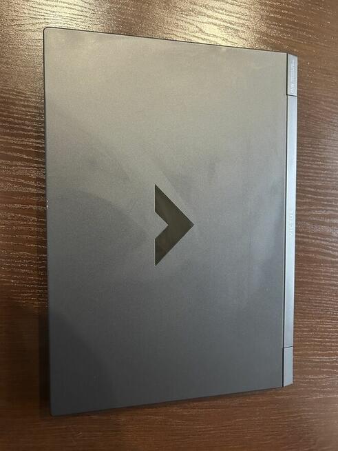 Laptop gamingowy HP Victus z klawiaturą, myszką oraz słuchaw