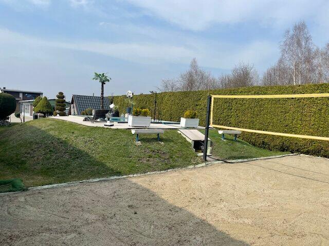 Dom z warsztatem serwisu ogumienia i basenem .